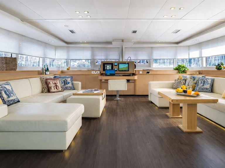 Luxury Yacht to hire Fiumicino at the best price