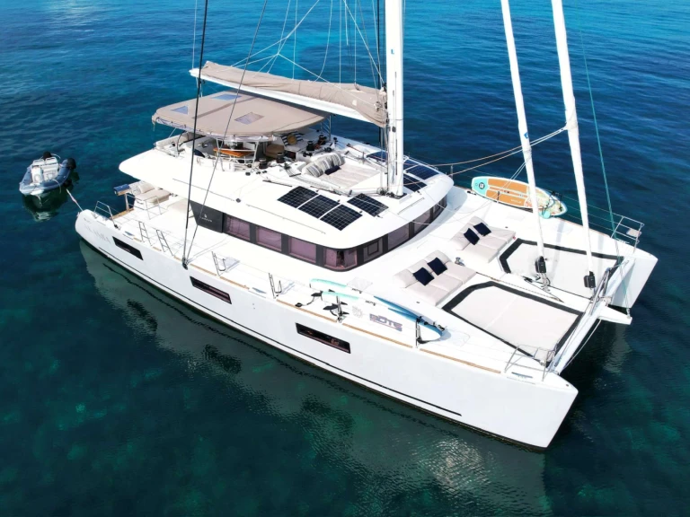 Hire Luxury Yacht Lagoon with a boat licence