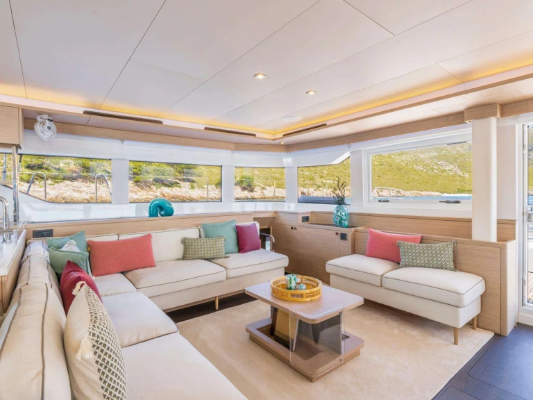 Hire Luxury Yacht Lagoon with a boat licence