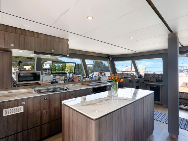 Hire Luxury Yacht HeySea with a boat licence