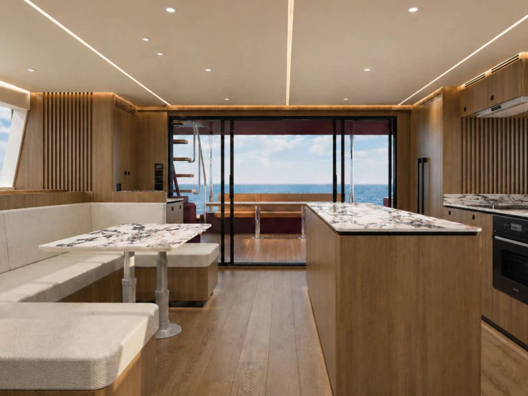 Hire Luxury Yacht HeySea with a boat licence
