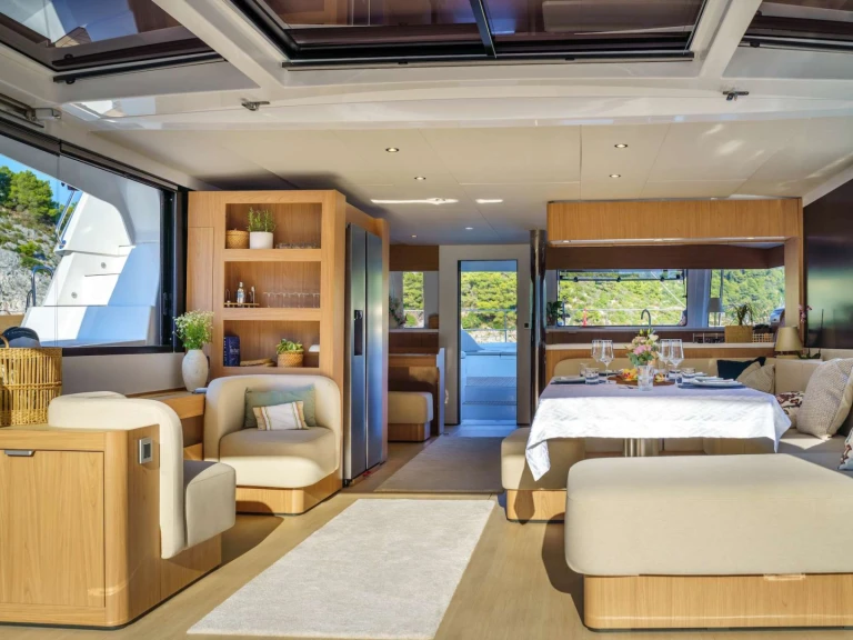 Hire Luxury Yacht  with a boat licence