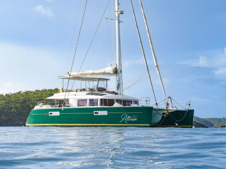Hire Luxury Yacht Lagoon with a boat licence