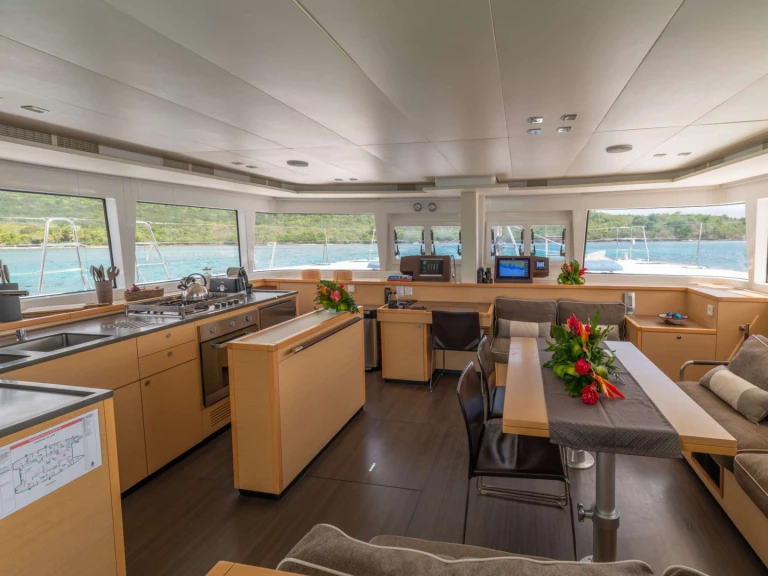 Hire Luxury Yacht with or without skipper Lagoon Naples
