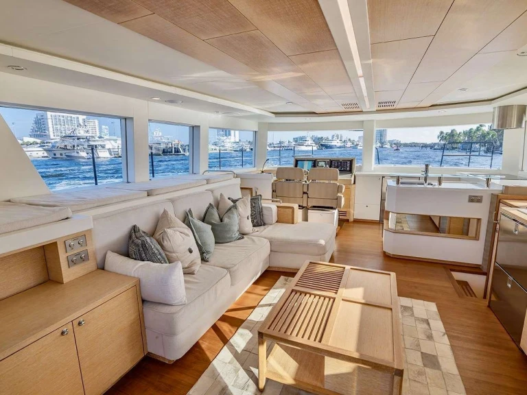 Charter a Nishii Shipyards Cata in Nassau on Samboat