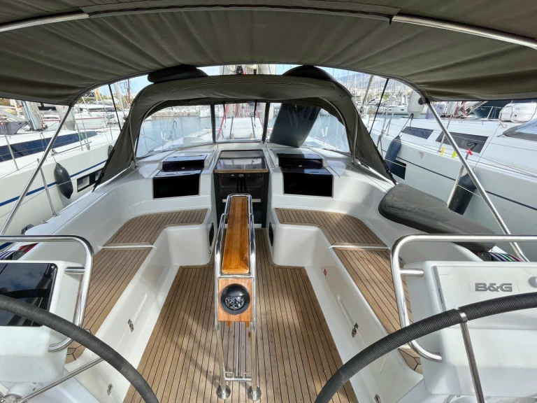 Sailboat to hire Alimos at the best price