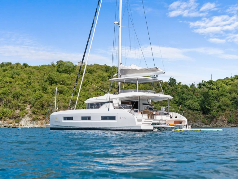 Hire Luxury Yacht Lagoon with a boat licence