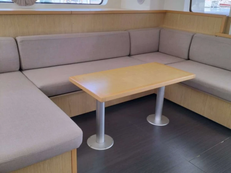 Hire Luxury Yacht Lagoon with a boat licence