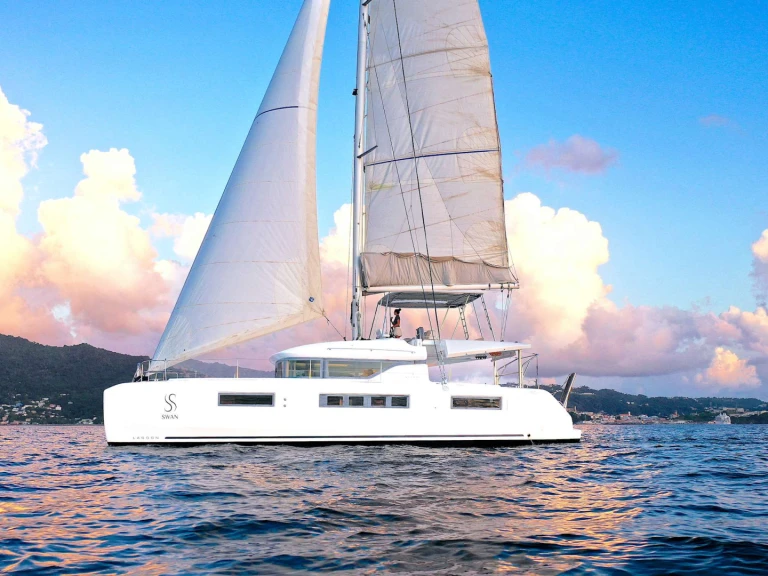 Hire Luxury Yacht Lagoon with a boat licence