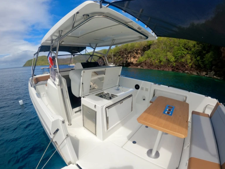 Charter a Bénéteau Flyer 9 in Les Trois-Îlets on Samboat