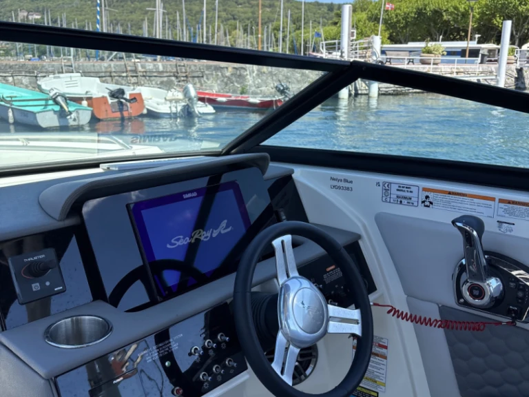 Hire Motorboat Sea Ray with a boat licence