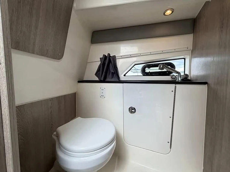 Hire Motorboat Quicksilver with a boat licence