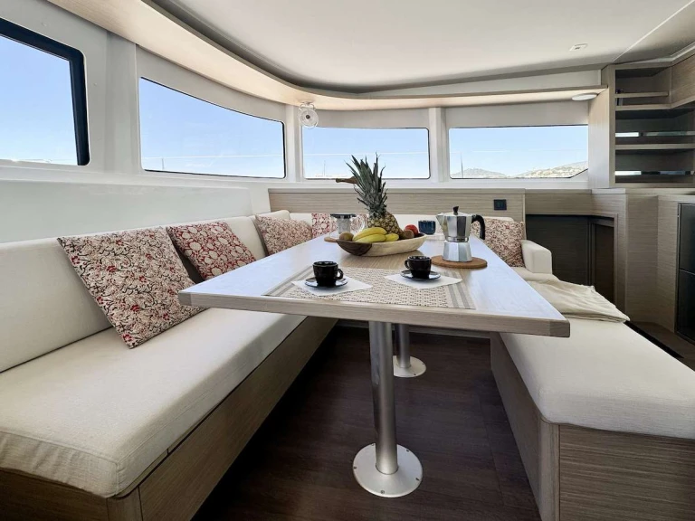 Hire Luxury Yacht Lagoon with a boat licence