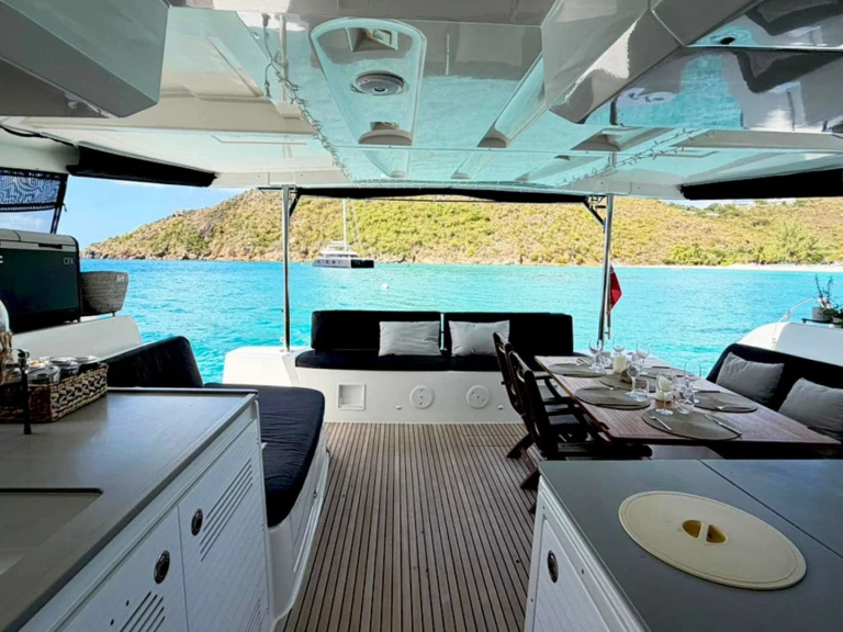 Hire Luxury Yacht Lagoon with a boat licence