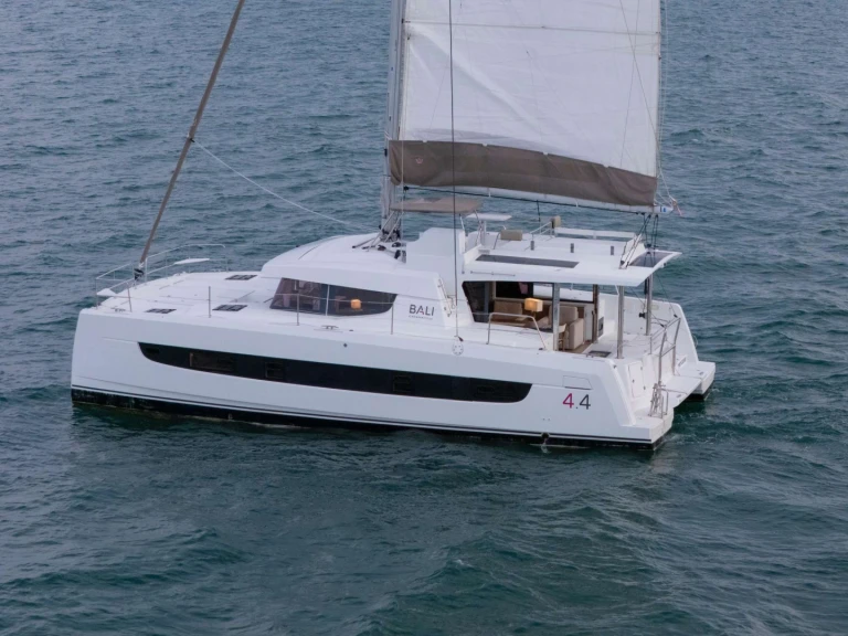 Yacht hire Belize cheap LUNARA (Formerly Point Clear)