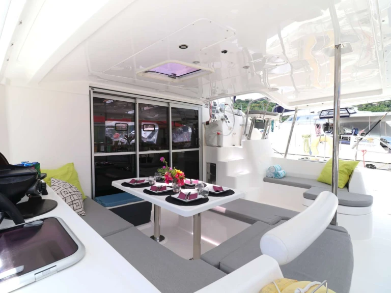 Hire Luxury Yacht Robertson and Caine with a boat licence