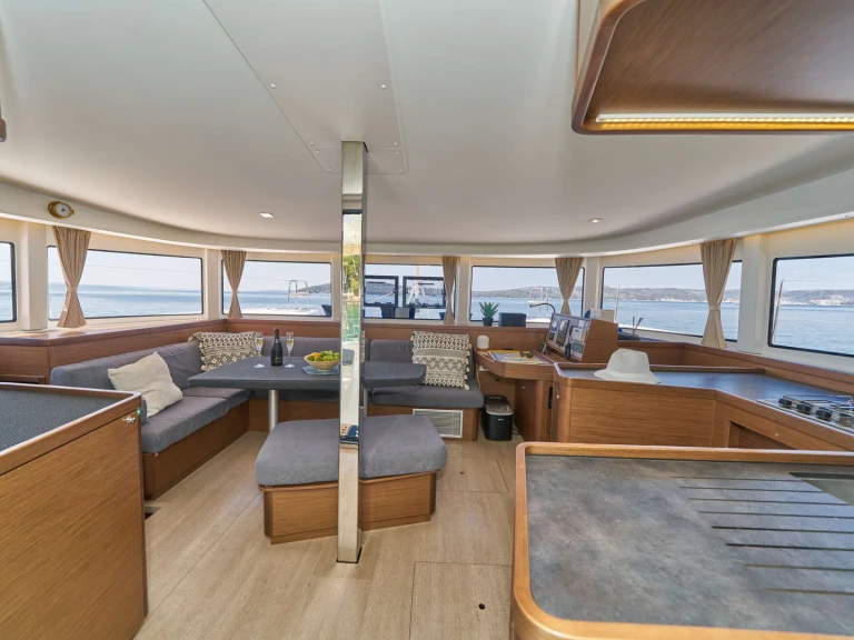 Hire Luxury Yacht Lagoon with a boat licence
