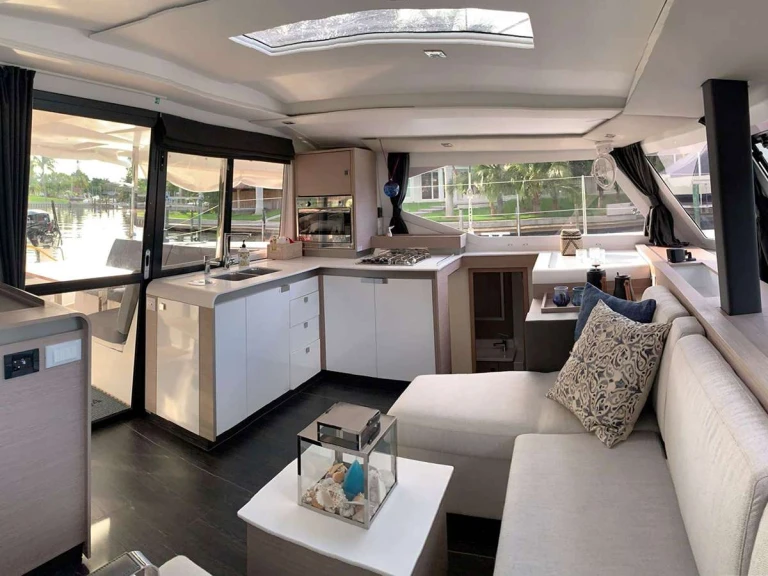 Luxury Yacht hire in Bahamas - Fountaine Pajot VIVE L'AMOUR