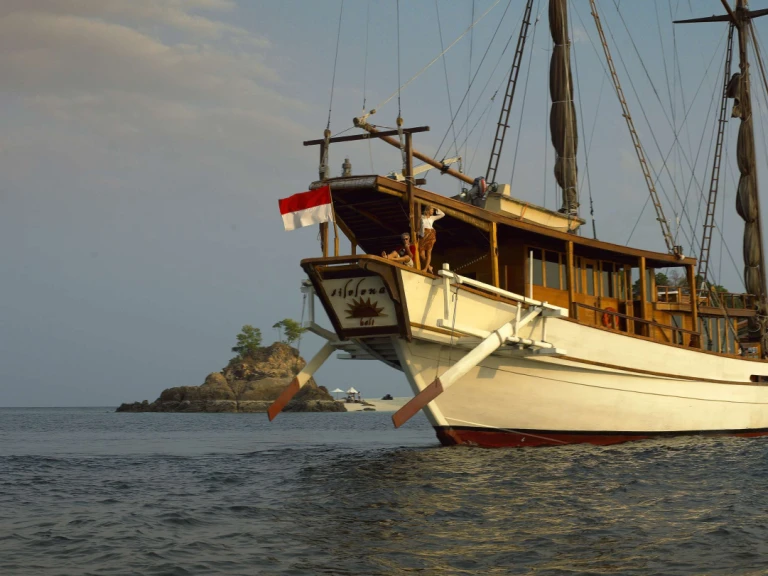 Yacht hire Labuanbajo cheap Silolona