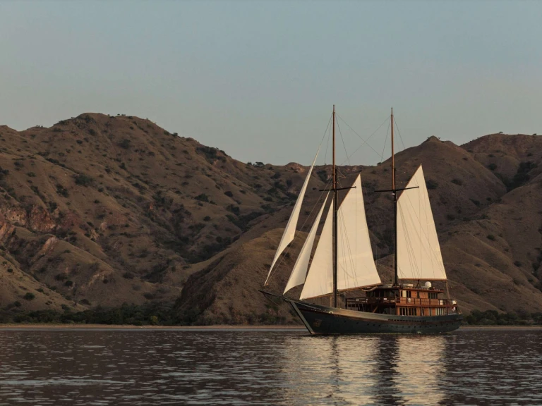 Hire Luxury Yacht  with a boat licence