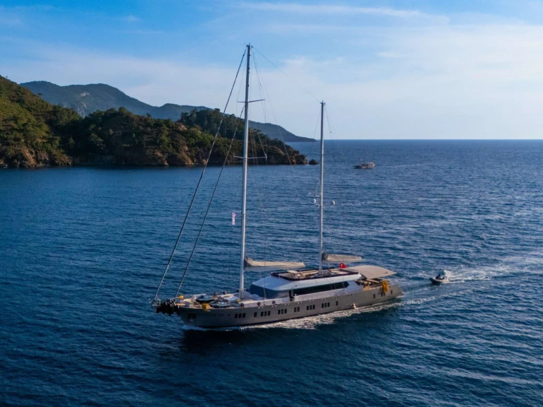 Hire Luxury Yacht Custom with a boat licence