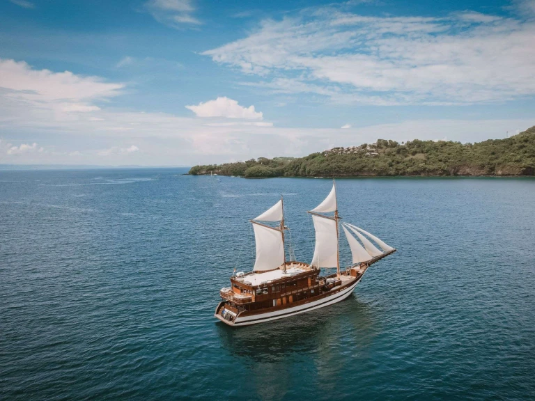 Hire Luxury Yacht  with a boat licence