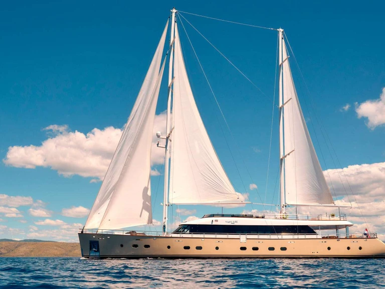 Hire Luxury Yacht Custom with a boat licence