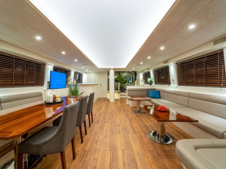 Hire Luxury Yacht Custom with a boat licence