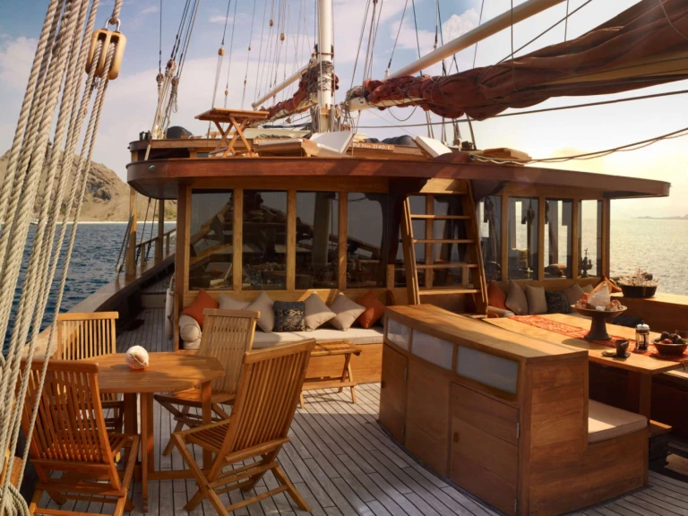 Yacht hire Labuanbajo cheap Si Datu Bua