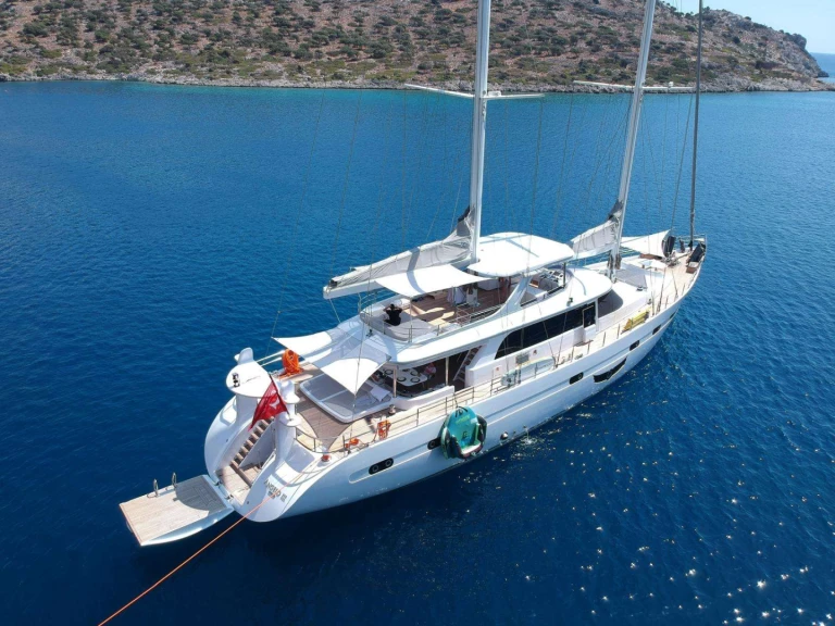 Hire Luxury Yacht Custom with a boat licence