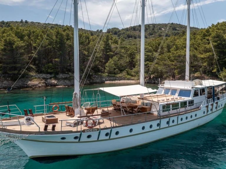 Charter a Custom Gideon in Split on Samboat