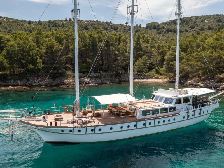 Hire Luxury Yacht Custom with a boat licence