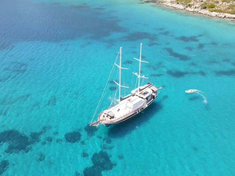 Hire Luxury Yacht  with a boat licence