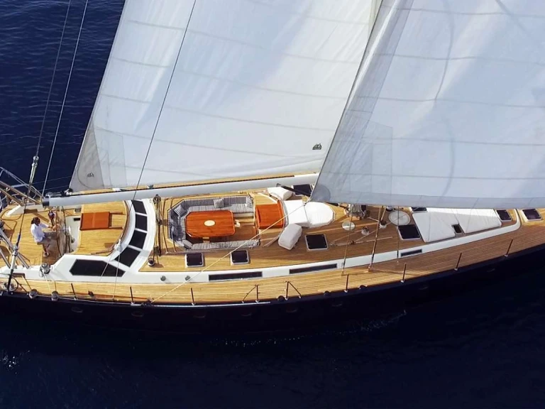 Hire Luxury Yacht Brooke Marin with a boat licence