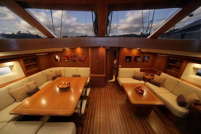 Hire Luxury Yacht Southern Wind with a boat licence
