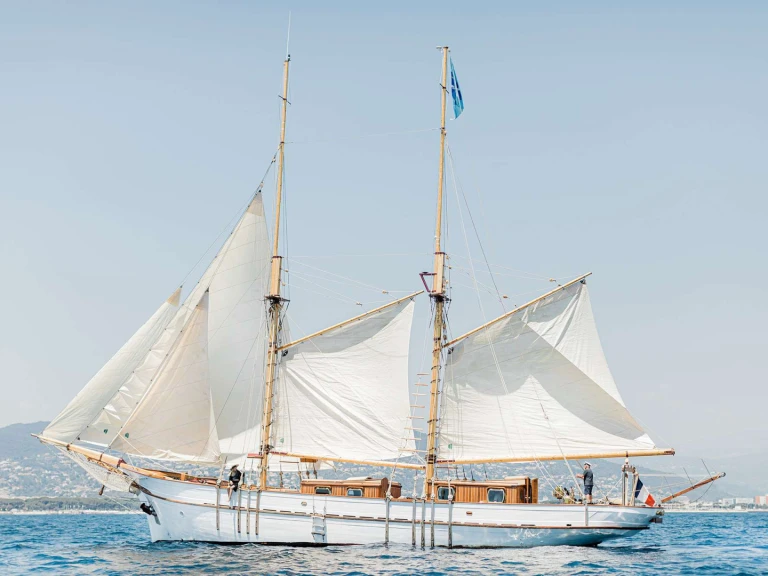 Hire Luxury Yacht Schooner with a boat licence
