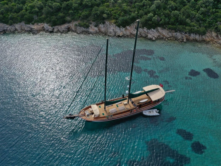 Hire Luxury Yacht Custom with a boat licence