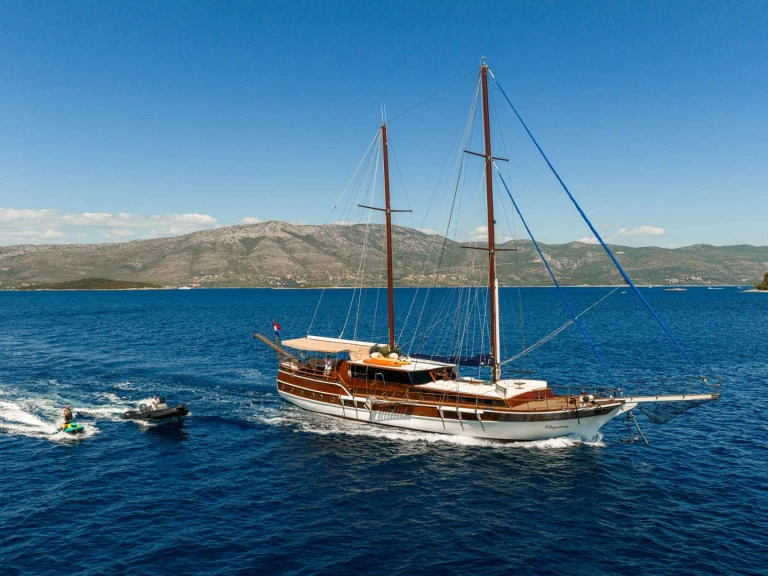 Hire Luxury Yacht Custom with a boat licence