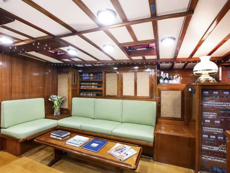 Hire Luxury Yacht Sangermani with a boat licence