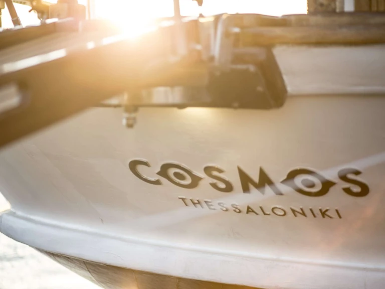 Hire Luxury Yacht Custom with a boat licence