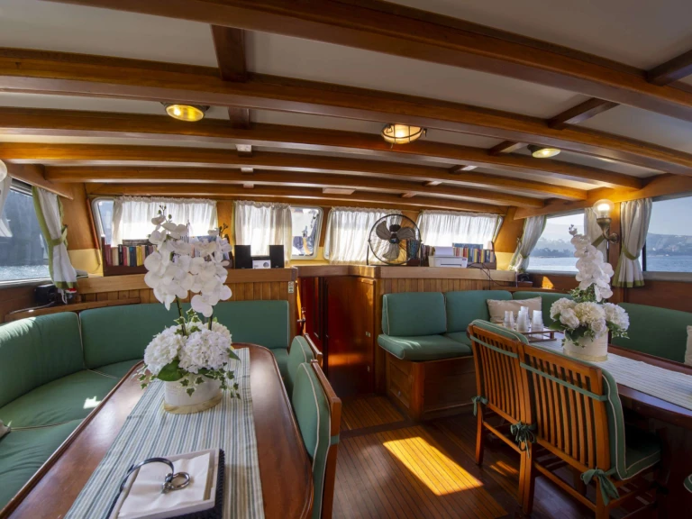 Luxury Yacht to hire Castellammare di Stabia at the best price