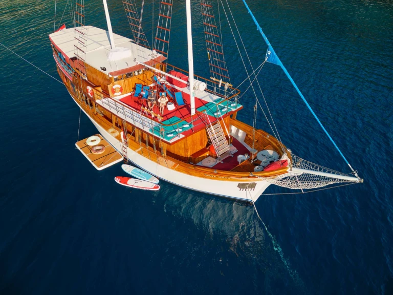 Hire Luxury Yacht Custom with a boat licence