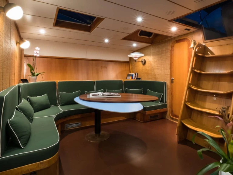 Hire Luxury Yacht  with a boat licence