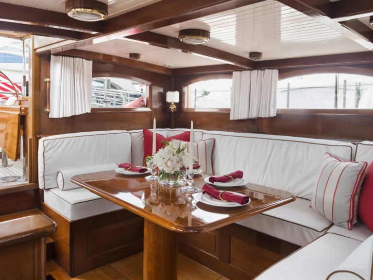 Hire Luxury Yacht Hinckley with a boat licence
