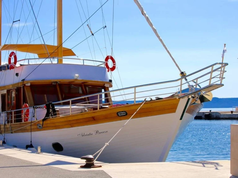 Hire Luxury Yacht Custom with a boat licence
