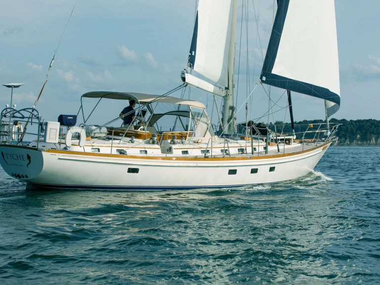 Hire Luxury Yacht Little Harbor with a boat licence