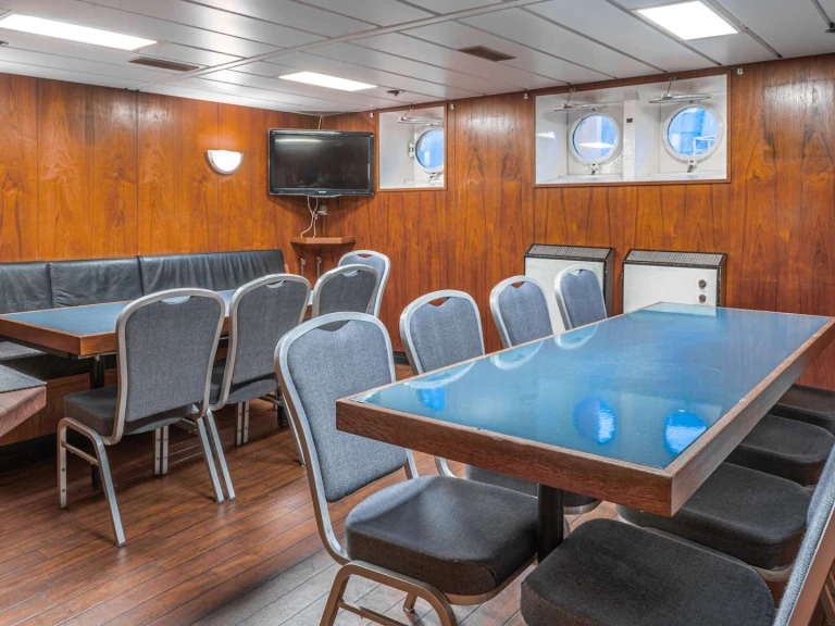 Hire Luxury Yacht T.B.A with a boat licence