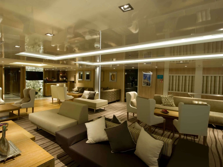 Hire Luxury Yacht Custom with a boat licence