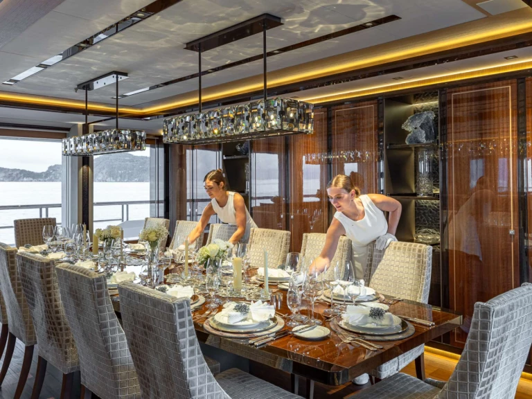 Hire Luxury Yacht Hakvoort with a boat licence
