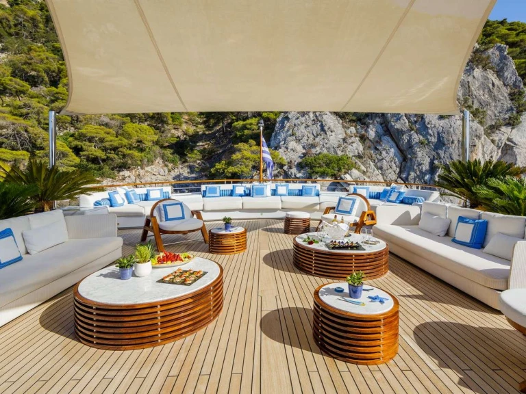 Hire Luxury Yacht  with a boat licence